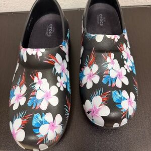 CROCS Dual Comfort Clogs/Mules~Black Floral~Size 7~Excellent condition🌸🌺🌷